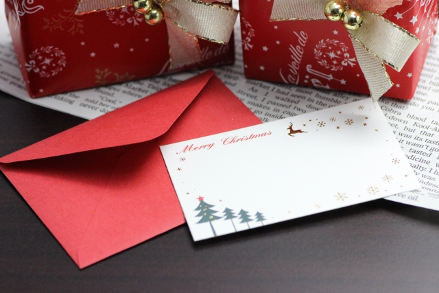 クリスマスカードの書き方は 子供が喜ぶメッセージって 恋人宛と喪中では Hanamaru